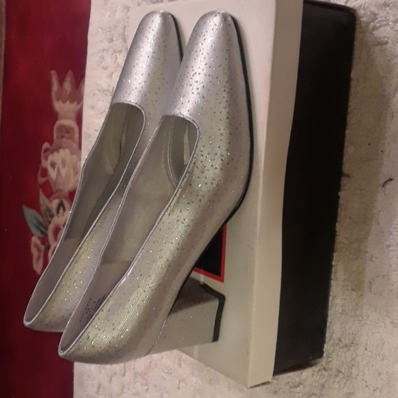 Shoes - Picture 3 of 4